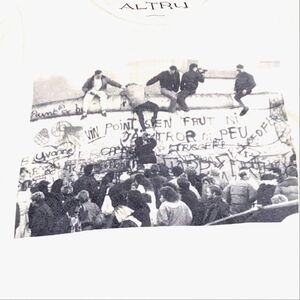 Altru Fall of the Berlin Wall New York Times White Tee Size Small